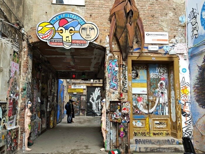 hackesche höfe graffiti