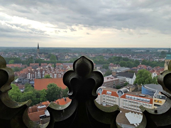 Martje is de eerste vrouwelijke torenwachter van Munster. Elke avond beklimt ze 300 treden van de Lambertikirche om over te stad te waken. Ik mocht met haar mee