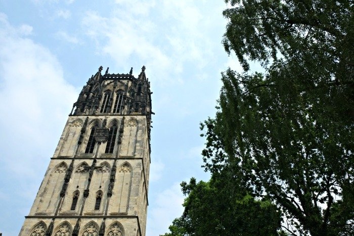 Martje is de eerste vrouwelijke torenwachter van Munster. Elke avond beklimt ze 300 treden van de Lambertikirche om over te stad te waken. Ik mocht met haar mee