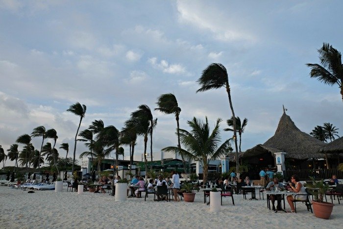 aruba restaurants barefoot