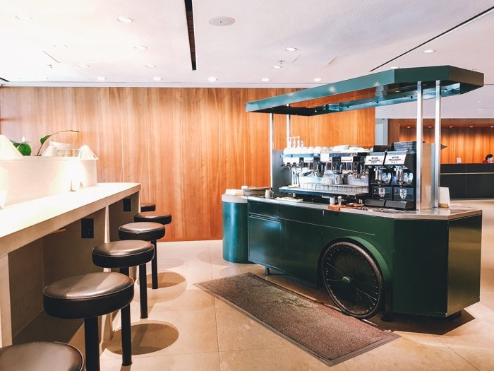 cathay premium economy lounge toegang
