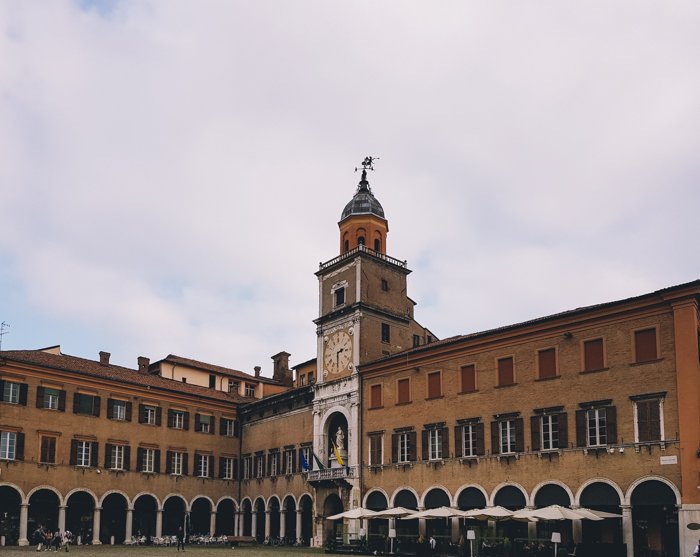 things to do modena piazza grande